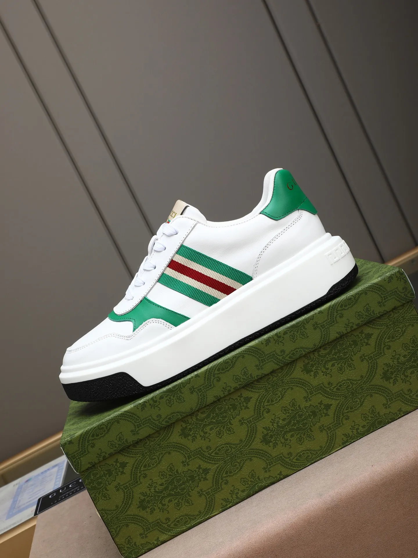 Men's shoes 💰480 New men's shoes GUCCI Fashion trend Made of first-layer calfskin ➕ washed sheep lining! The foot feels super comfortable and the workmanship is impeccable. Foam ultra-light outsole, size: 38-44 (45 customized) 3 colors to choose from!